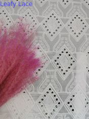Άσπρο ύφασμα Broderie βαμβακιού οπών δαντελλών σχεδίων διαμαντιών