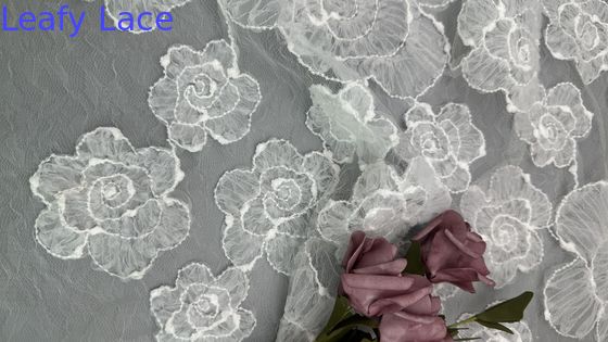 Βιντέο στυλ Βιντεοσκορπισμένο ντασεκό ύφασμα 3D λουλούδια λευκό τούλ ντασεκό για σχέδια νυφικών γάμων