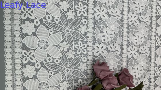 Λευκό κλασικό ύφασμα από λουλουδική δαντέλα με κεντή ματιά, μαλακό και κομψό για ντύσιμο