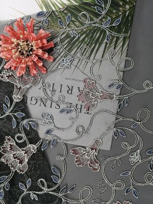 Το θηλυκό ντύνει το Floral κεντημένο ύφασμα δαντελλών για την κυρία Garment