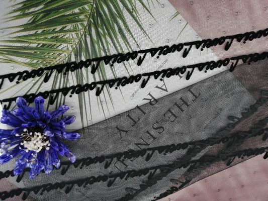 Ύφασμα πλέγματος εγχώριων υφαντικό μαύρο επιστολών συγκεντρωμένο το Tulle