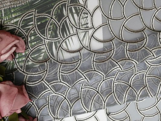 Γκρίζος όλοι πέρα από το γεωμετρικό κεντημένο ύφασμα δαντελλών Cutwork