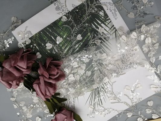 Θηλυκό ενδυμάτων άσπρο ύφασμα κεντητικής τσεκιών διακοσμημένο με χάντρες δαντέλλα