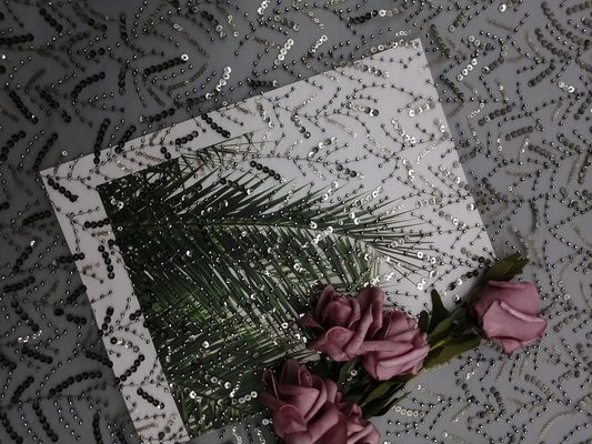 Γκρίζο κεντημένο ύφασμα δαντελλών τσεκιών κόμματος για το γαμήλιο φόρεμα