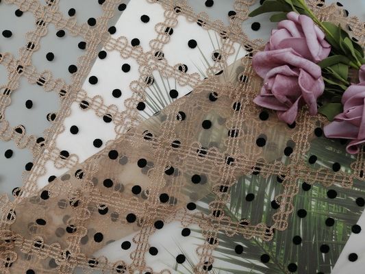 συγκεντρωμένο ύφασμα πλέγματος του Tulle σημείων Πόλκα 125cm κεντητική