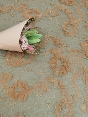 Το ρόδινο Floral τσιγγελάκι ακτινοβολεί λάμποντας ύφασμα δαντελλών πλέγματος του Tulle