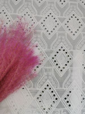 Άσπρο ύφασμα Broderie βαμβακιού οπών δαντελλών σχεδίων διαμαντιών