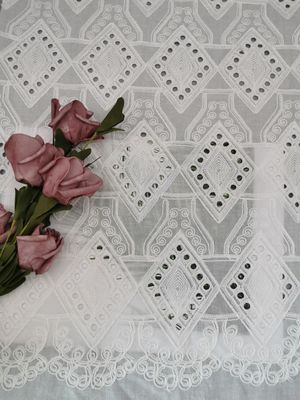 Άσπρο ύφασμα Broderie βαμβακιού οπών δαντελλών σχεδίων διαμαντιών