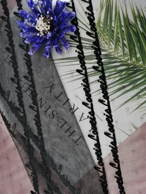 Ύφασμα πλέγματος εγχώριων υφαντικό μαύρο επιστολών συγκεντρωμένο το Tulle