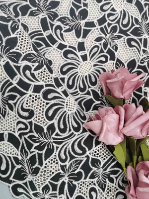Floral κεντημένο σχέδιο ύφασμα δαντελλών λέιζερ σε μαύρο άσπρο δίχρωμο 114cm