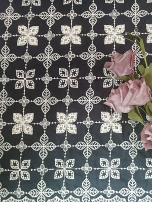 Παιδιών υφάσματος ύφασμα ενδυμάτων 100 Floral κεντημένο βαμβάκι οπών ναυπηγείων