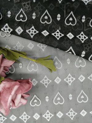 ΑΖΩΤΟΥΧΑ ελεύθερη πίσω επίγεια άσπρη συγκέντρωση υφάσματος δαντελλών του Tulle τυπωμένη πλέγμα